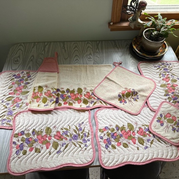 Vintage 1982 pink strawberry berries kitchen set placemats hot pad hand towel